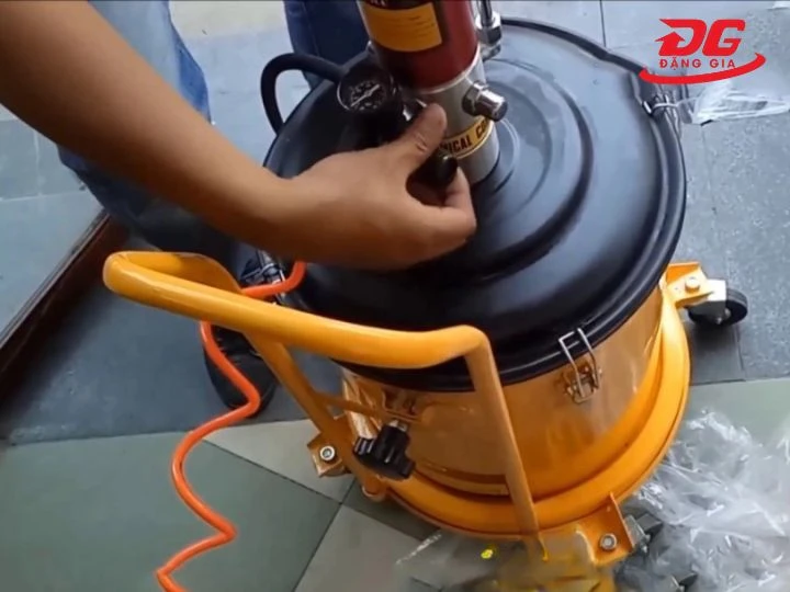 Xử lý khi mỡ chảy ngược vào bình chứa