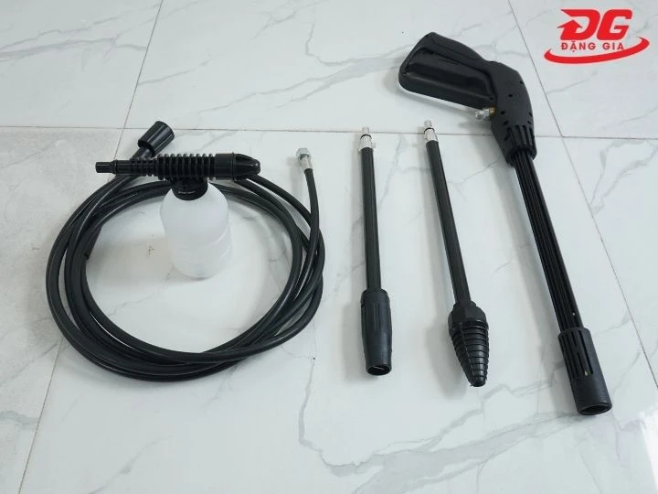 Máy rửa xe Lavor STM 140 có đầy đủ phụ kiện