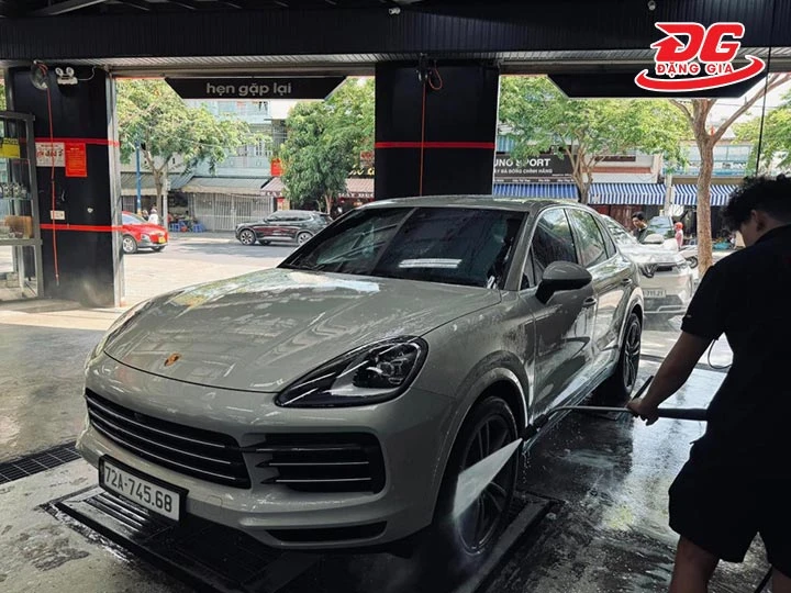 tiệm rửa xe tóc dài