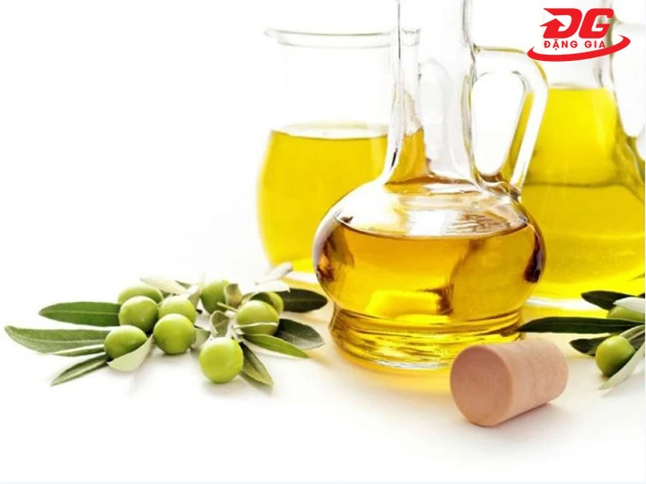 dùng dầu oliu sửa giày da bong tróc