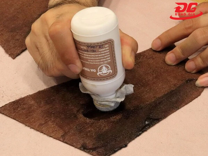 Dùng keo dán chuyên dụng cho giày da
