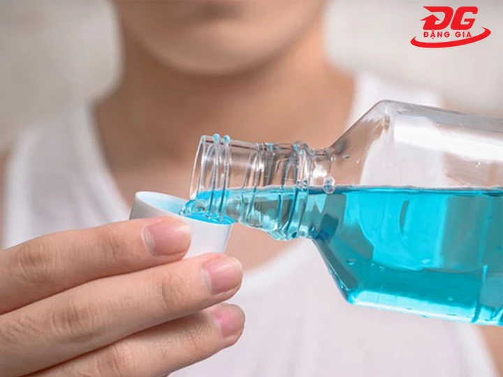 Dùng nước súc miệng sửa giày da bị tróc