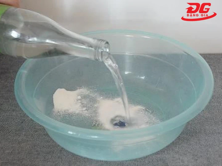 dùng xà phòng và giấm sửa giày da