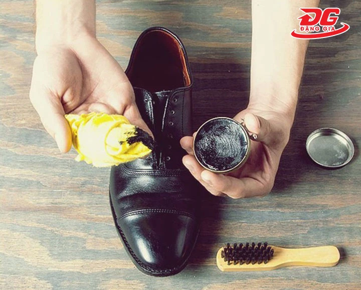 bôi xi đánh giày không đều
