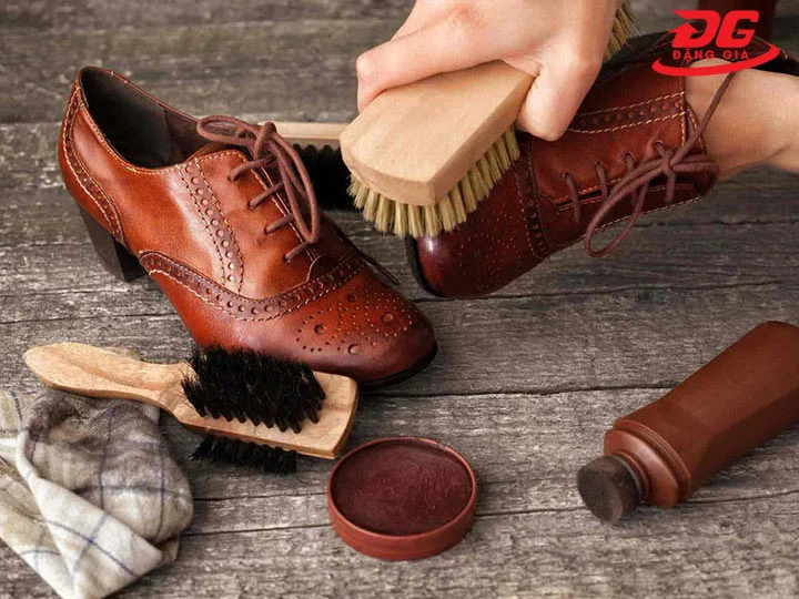 vệ sinh giầy da sai cách