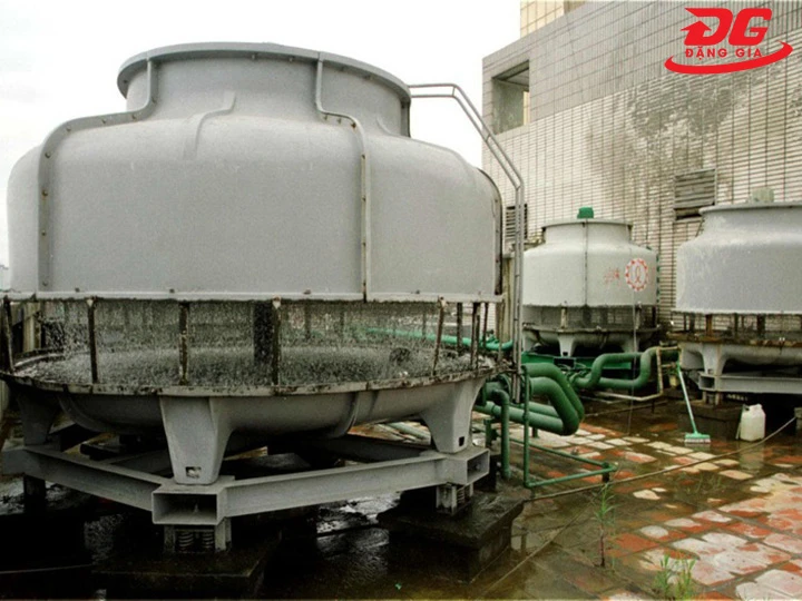 tháp giải nhiệt cũ hoạt động hiệu quả
