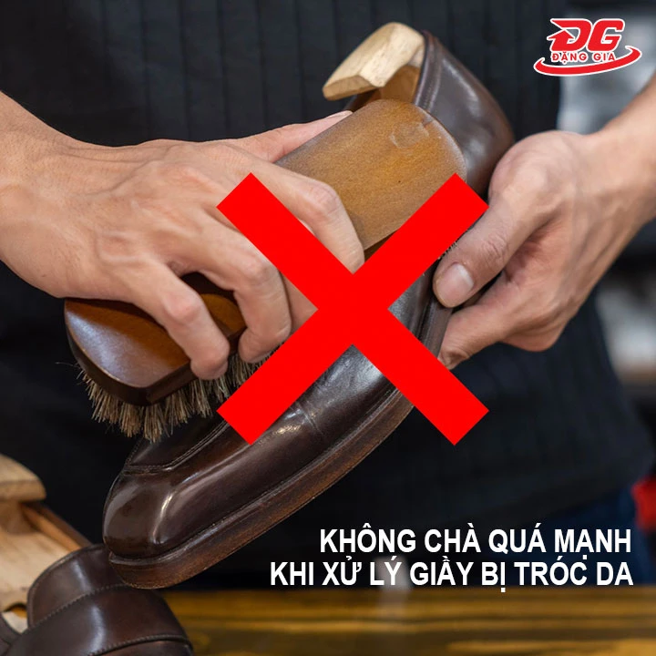 không chà mạnh khi xử lý giày da bị tróc