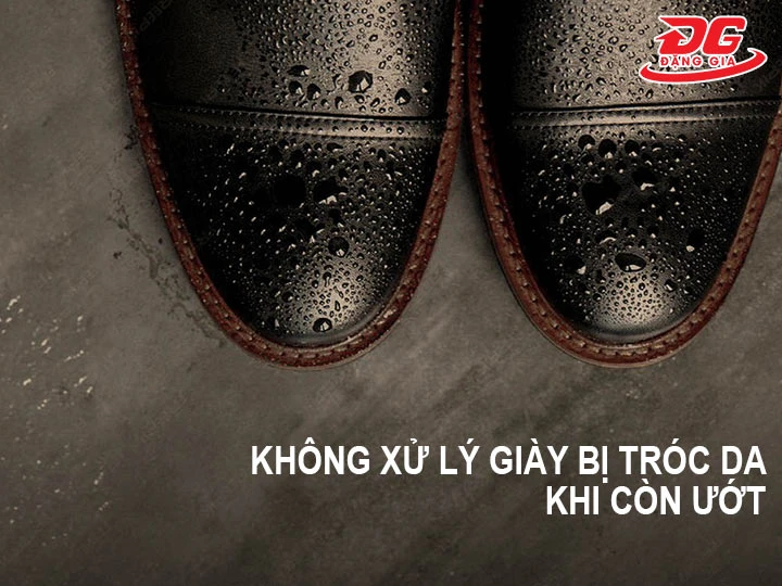 không xử lý giày da khi còn ướt