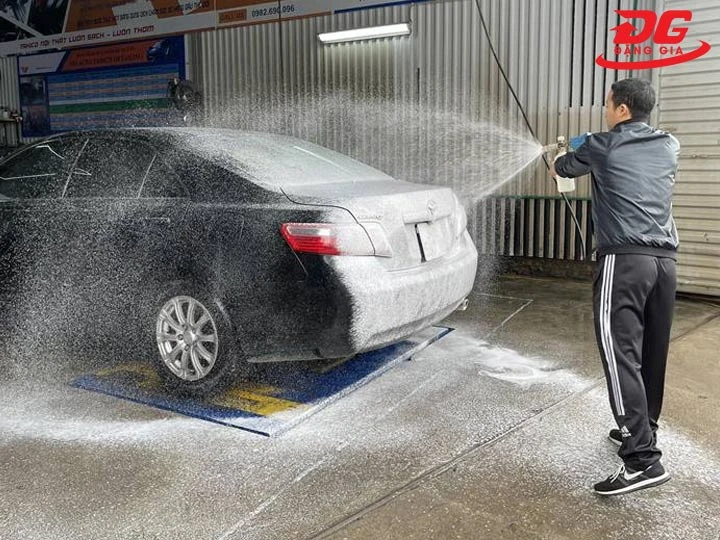 Quy trình rửa xe dùng bình bọt tuyết xịt đều 