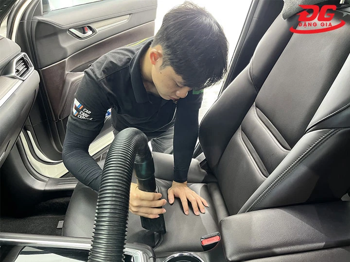 Quy trình rửa xe dùng máy hút bụi vệ sinh nội thất