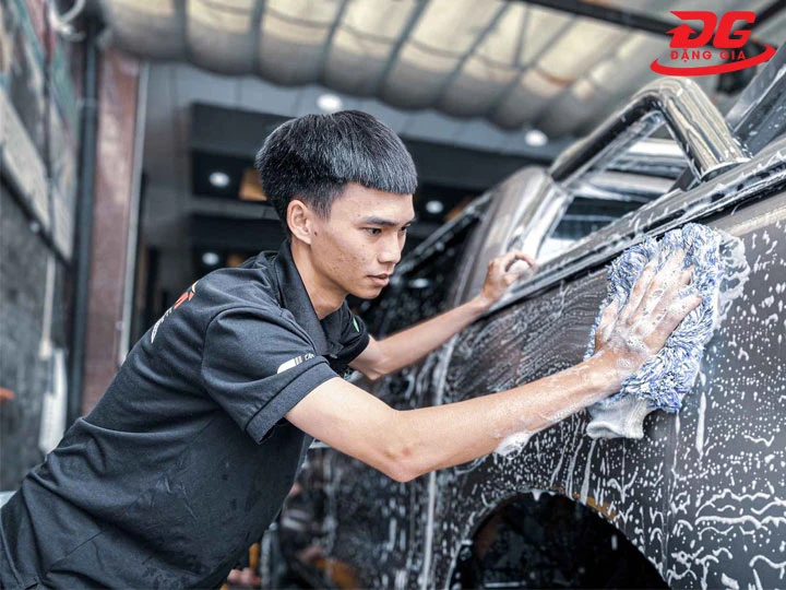 Quy trình rửa xe nhân sự đào tạo bài bản 