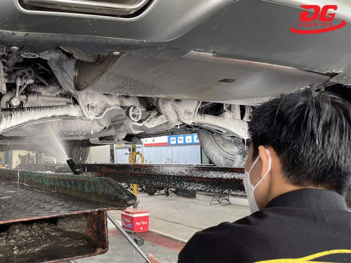 Quy trình rửa xe ô tô vệ sinh gầm xe