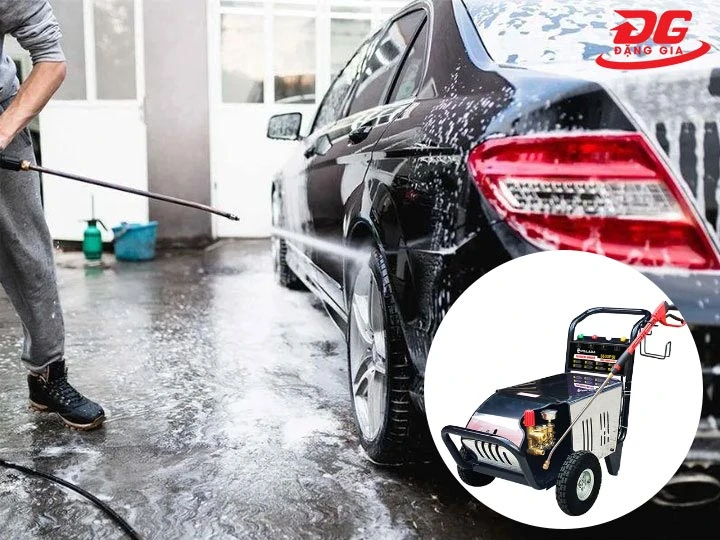 Quy trình rửa xe ô tô xịt làm mềm bụi bẩn