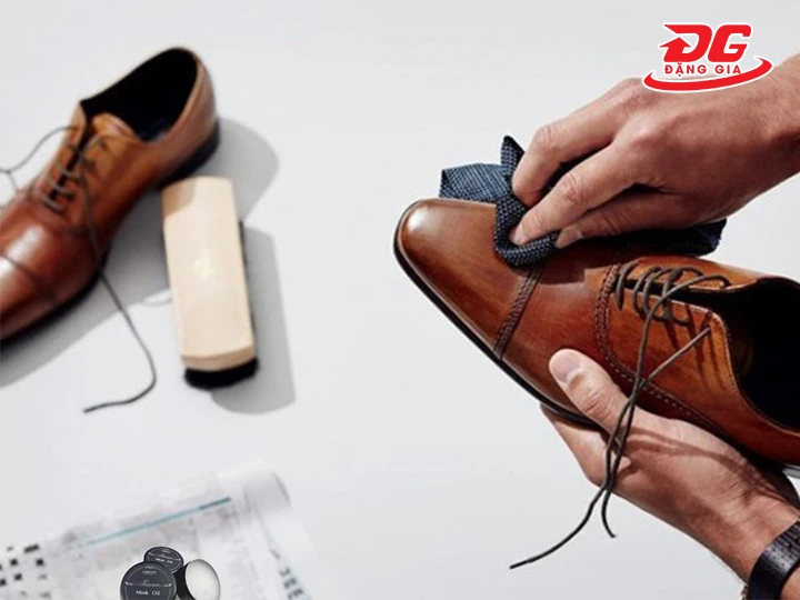 Vệ sinh giày da thường xuyên
