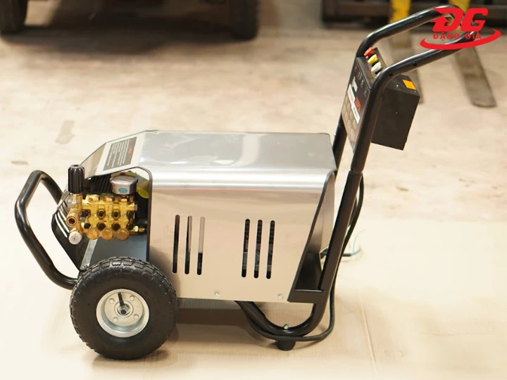 Máy xịt rửa xe 200 bar Kumisai 20M32 - 5.5T4