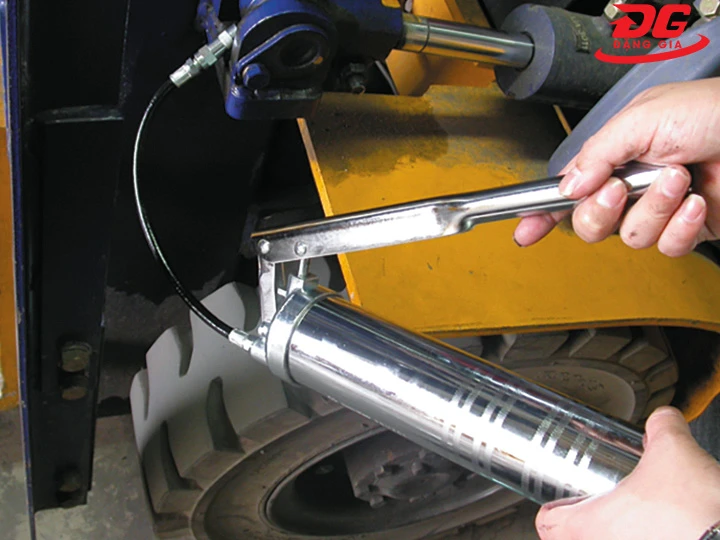 Bơm mỡ tới vị trí cần thiết