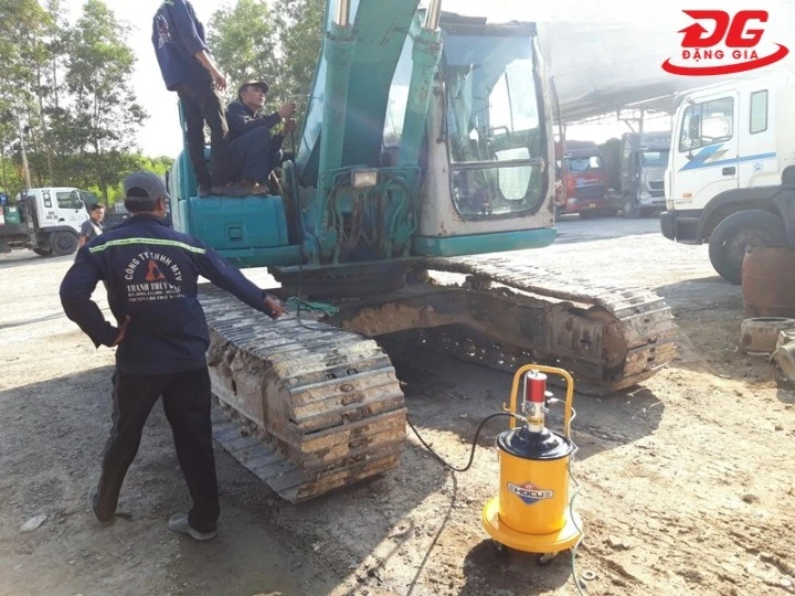 sử dụng máy bơm mỡ Kocu GZ-100