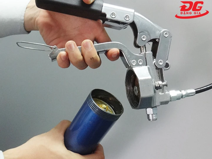 mở van súng bơm mỡ