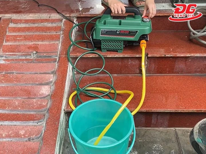 máy rửa xe Dekton 2800W DK-CWR 2800A tự hút nước