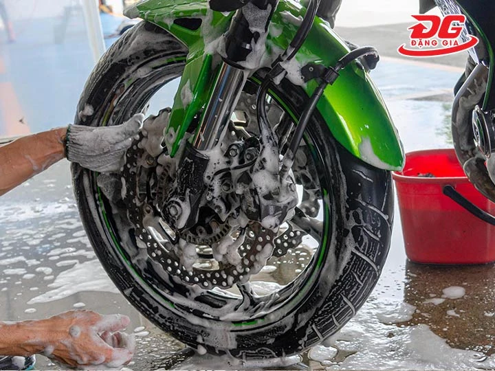 tiệm rửa xe Tự Loan