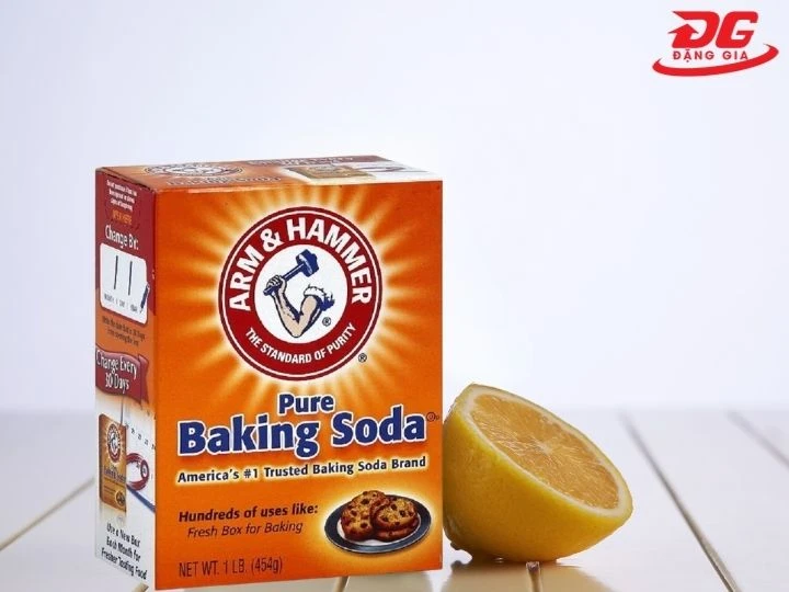 Làm sạch xi măng trên nền gạch nhám bằng Baking soda