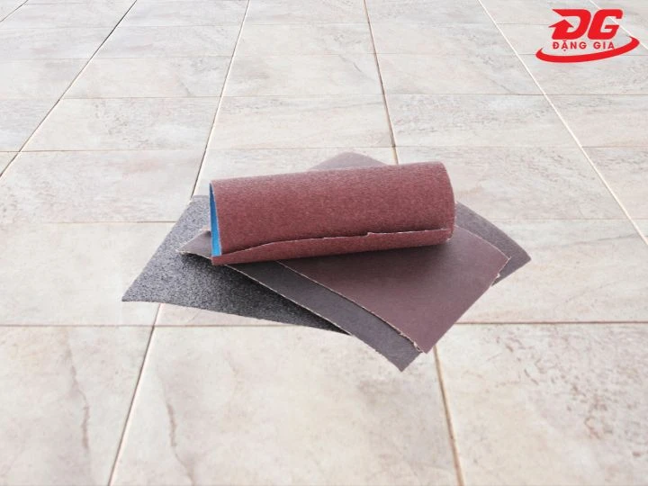 Làm sạch xi măng trên nền gạch nhám bằng giấy nhám