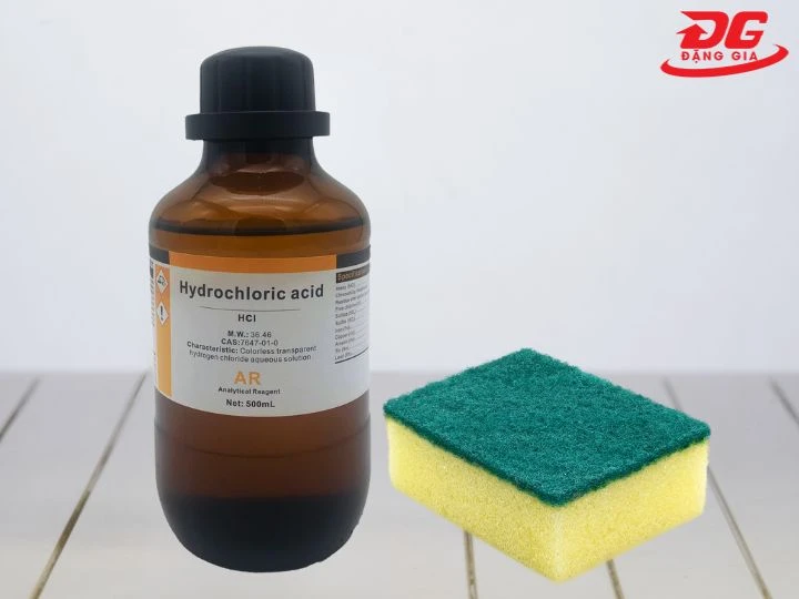 Làm sạch xi măng trên nền gạch nhám bằng HCL