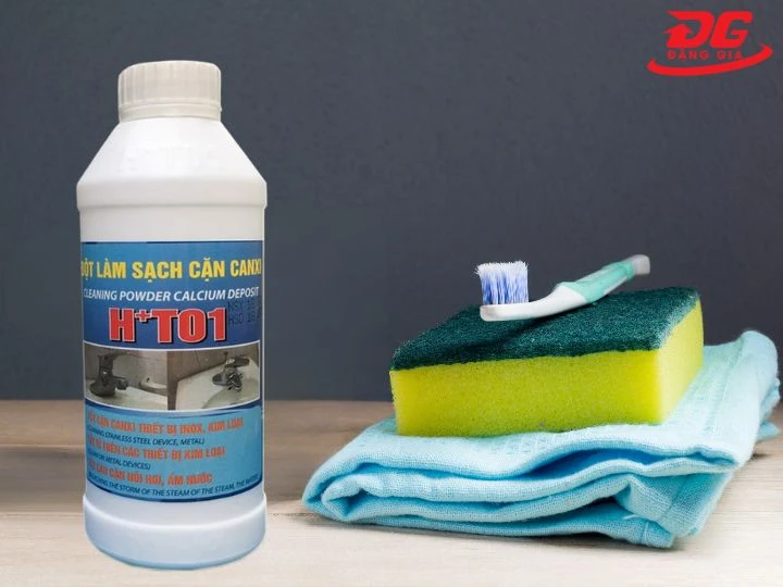 Làm sạch xi măng trên nền gạch nhám bằng HT01