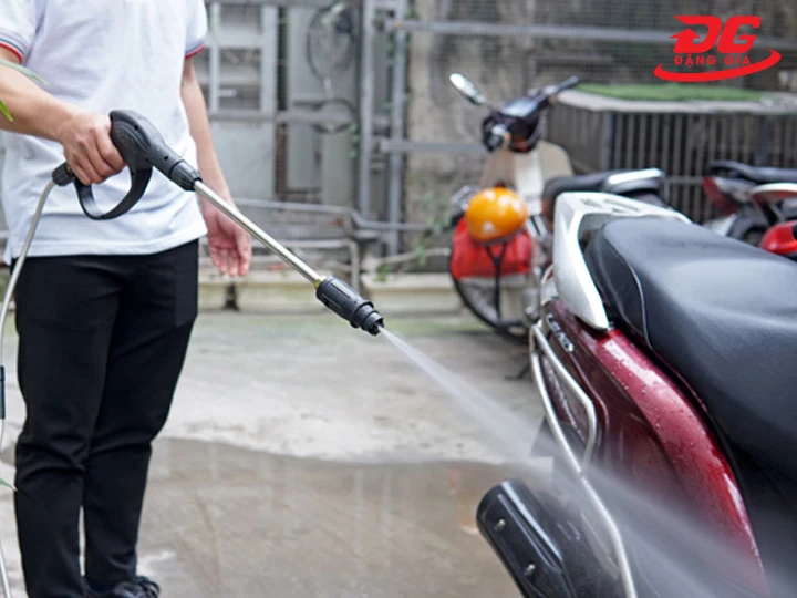 chọn máy phun rửa xe có công suất lớn