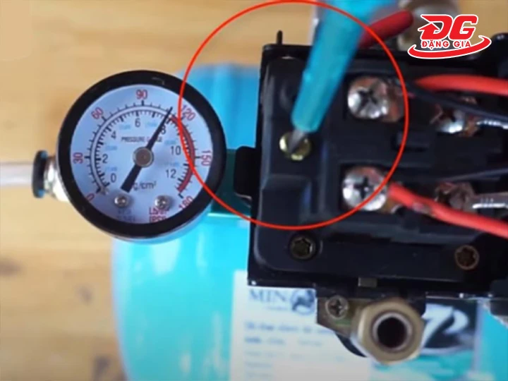 điều chỉnh Áp suất máy nén khí