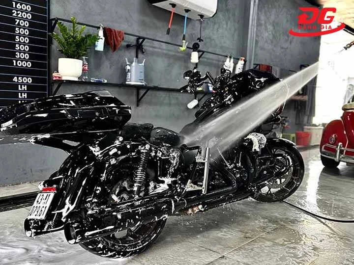 Điểm rửa xe máy (Lê Phụng Hiểu)