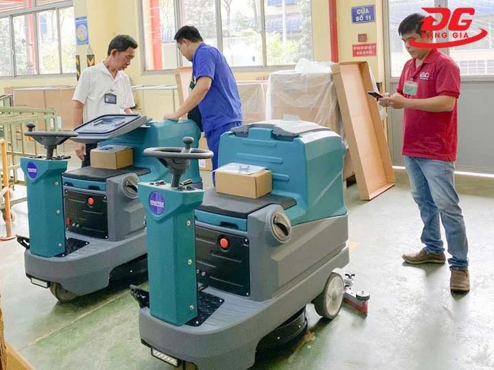 cách vận hành máy chà sàn pin