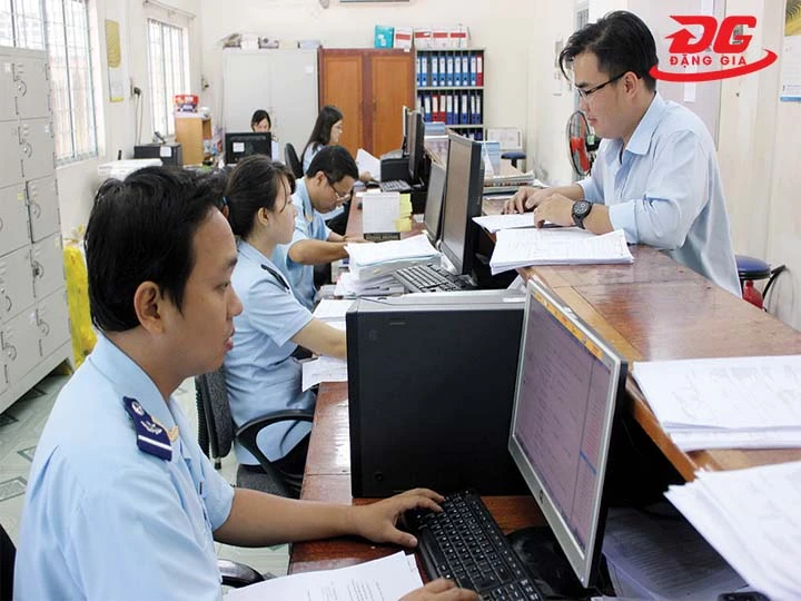 Thực hiện công tác khai báo hải quan