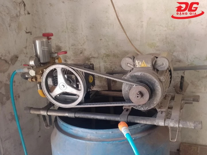 máy rửa xe cũ Spro