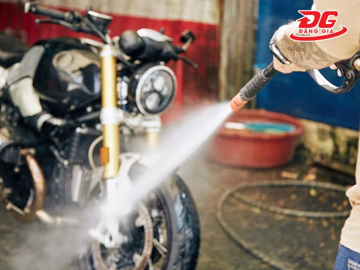 Quán rửa xe Tân Hoàng Bách