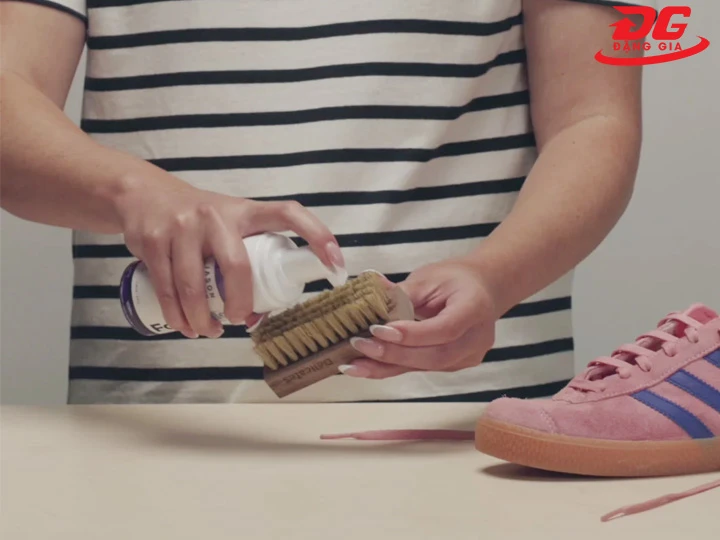 Cách dùng dung dịch vệ sinh giày
