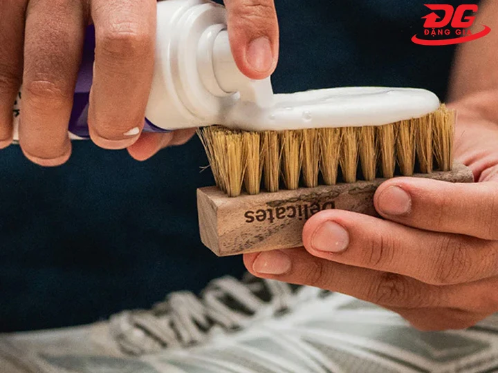 dung dịch vệ sinh giày dễ dùng