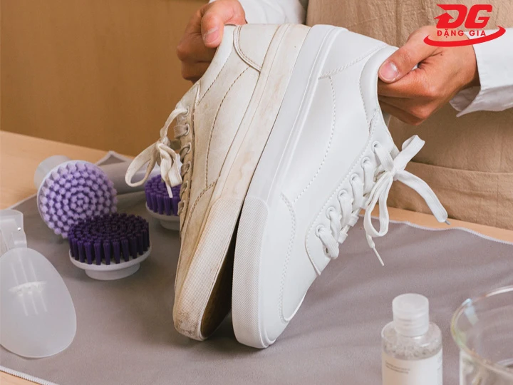dung dịch vệ sinh giày làm sạch nhanh