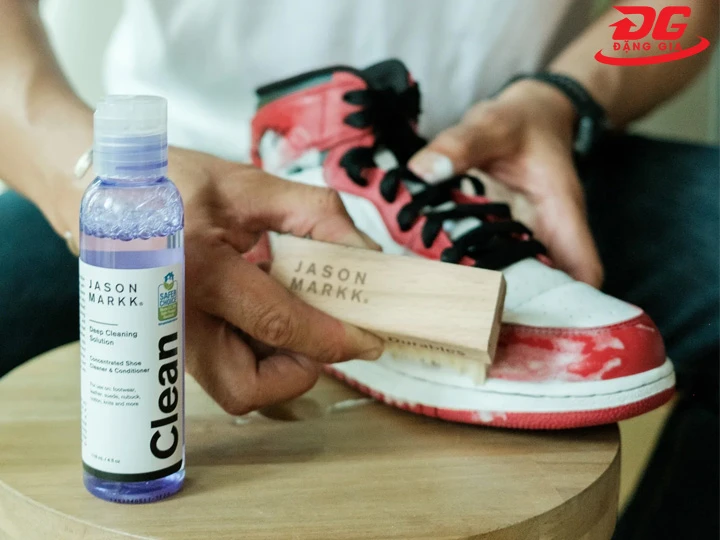 Lọ dung dịch vệ sinh giày