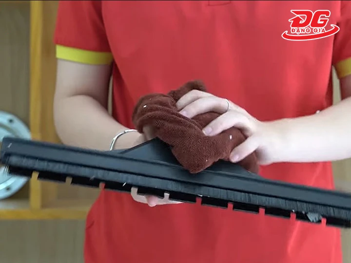 vệ sinh đầu hút máy hút bụi
