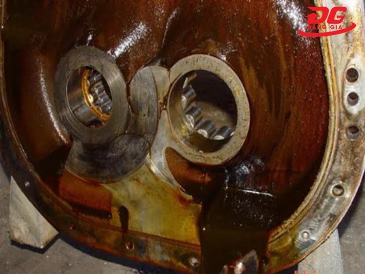 Dầu máy bị bẩn