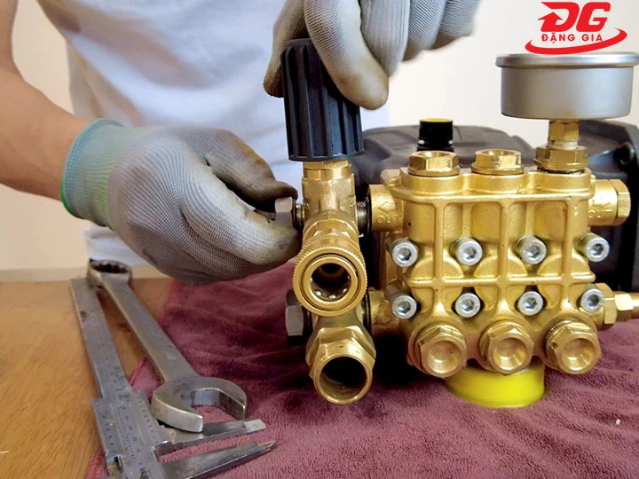 Lắp van vào máy