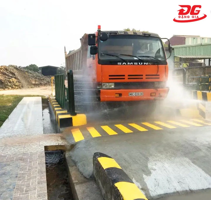 sử dụng máy rửa xe công trình