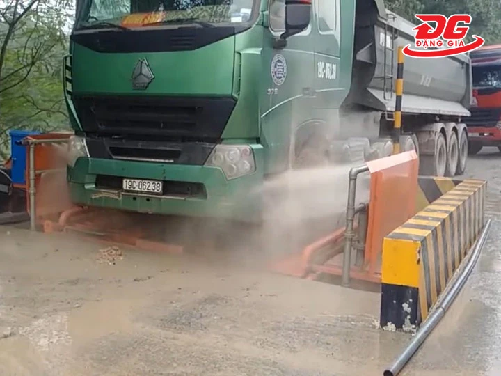 vận hành máy rửa xe công trình