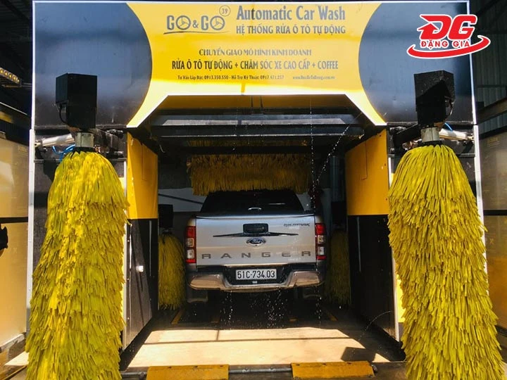 đưa xe vào máy rửa xe Go&Go