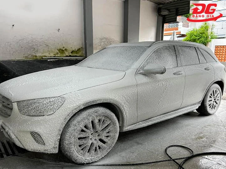 Tiệm rửa xe Yến