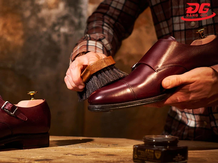 Dưỡng da giày mềm mịn, bóng