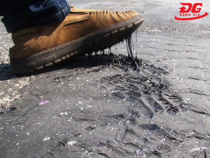 Tác hại của nhựa đường với giày