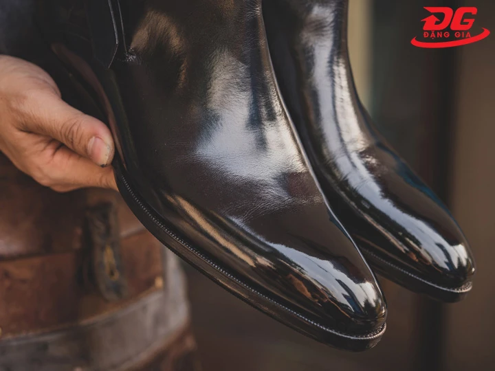 Giày dính nhựa đường