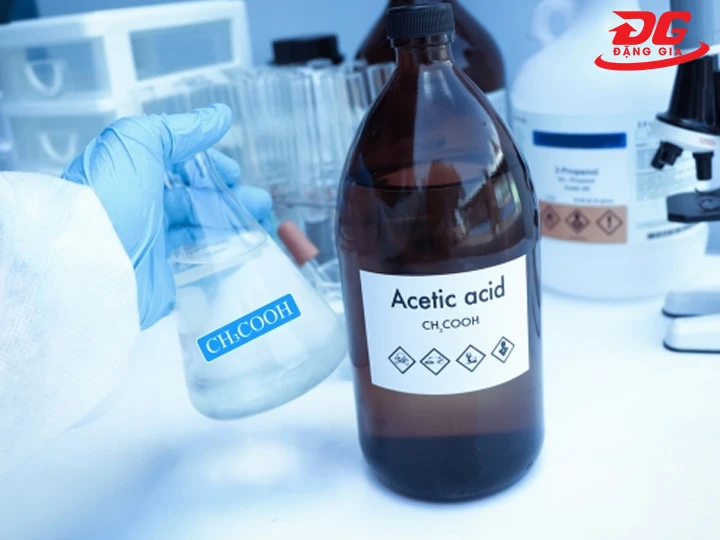 ẩy nhựa đường dính trên giày bằng axit axetic